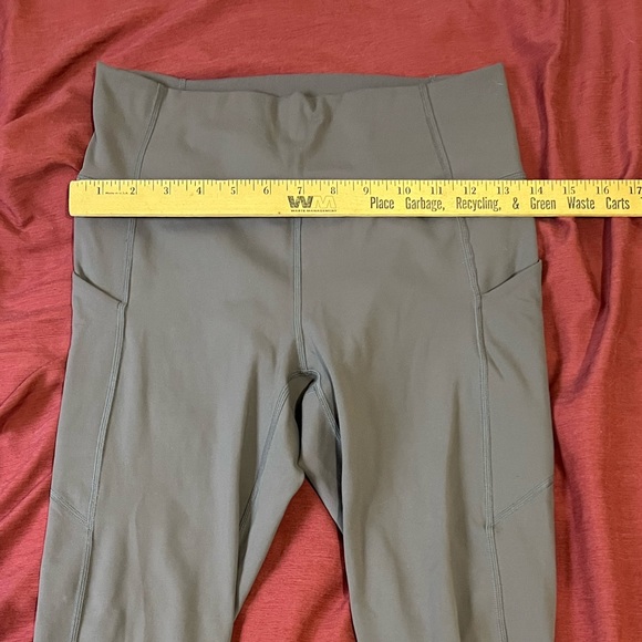 *SOLD* Fabletics Oasis High Waisted Pocket 7/8 Leggings; Size M; Color Shadow - Picture 4 of 8